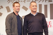 左からアーロン・エッカート、トム・ハンクス。
