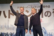 「ハドソン川の奇跡」来日記者会見の様子。左からアーロン・エッカート、トム・ハンクス。