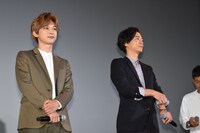 左から吉沢亮、浅香航大。