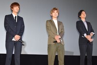 左から赤澤燈、吉沢亮、浅香航大。