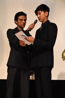 左から満島真之介、松田翔太。