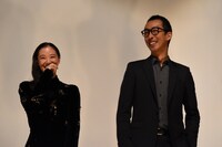 左から蒼井優、北村有起哉。