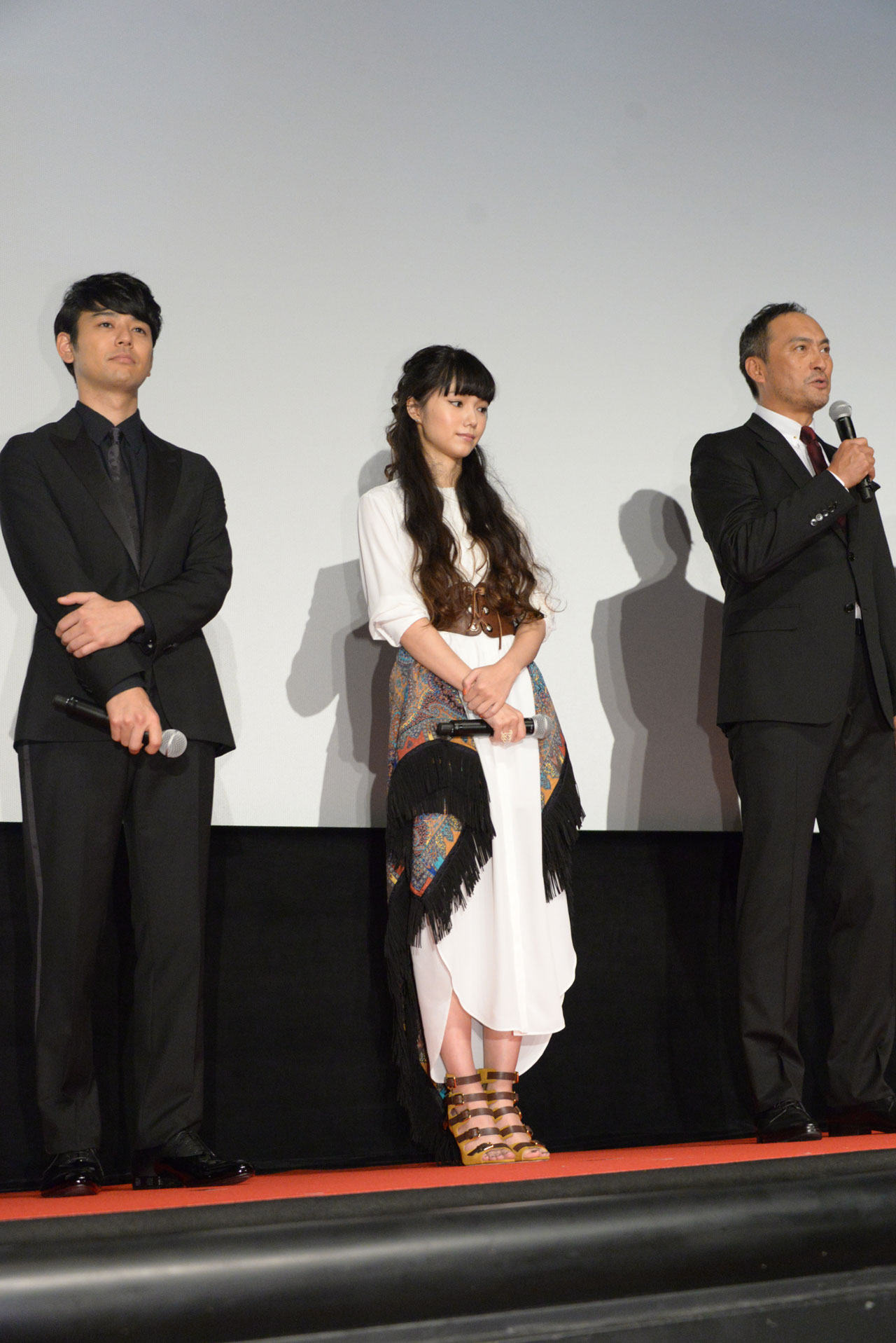左から妻夫木聡、宮崎あおい、渡辺謙。