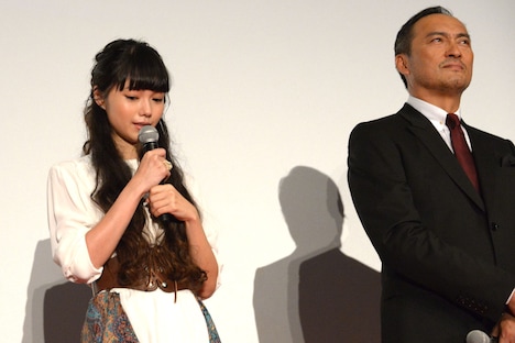 涙ぐみながら渡辺謙（右）への思いを述べる宮崎あおい（左）。