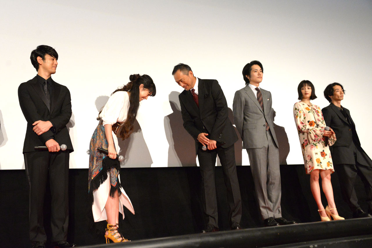 感謝を伝え合う渡辺謙（左から3番目）と宮崎あおい（左から2番目）。