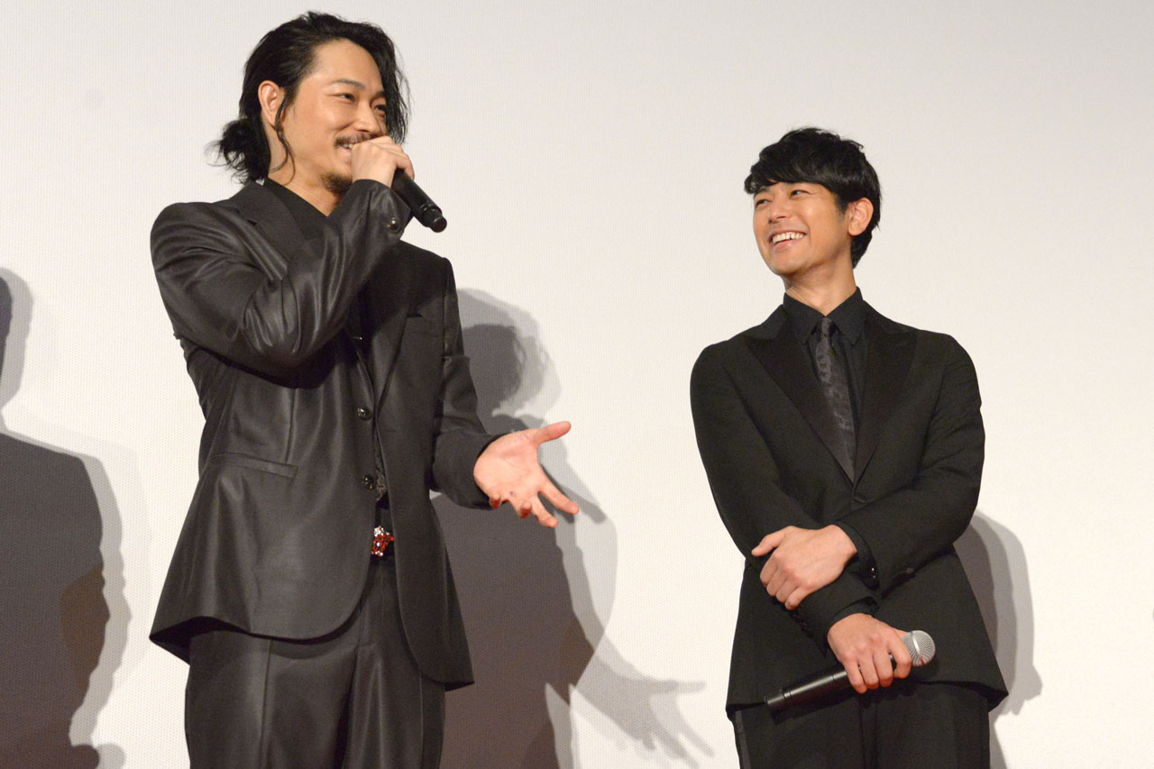 左から綾野剛、妻夫木聡。