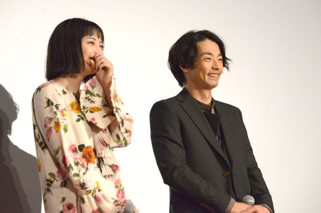 左から広瀬すず、森山未來。
