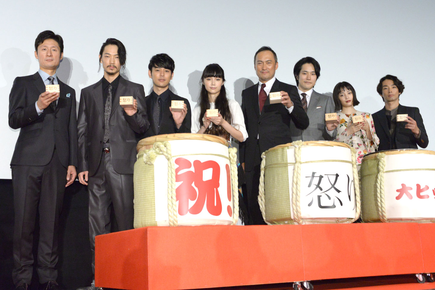 「怒り」公開初日舞台挨拶の様子。左から李相日、綾野剛、妻夫木聡、宮崎あおい、渡辺謙、松山ケンイチ、広瀬すず、森山未來。