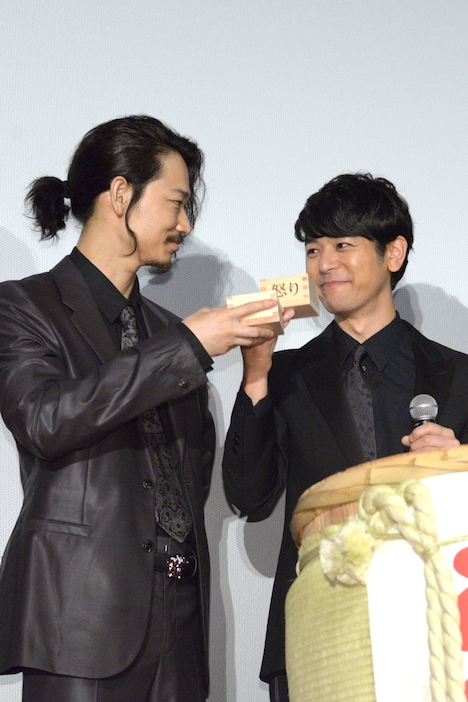 乾杯する綾野剛（左）と妻夫木聡（右）。