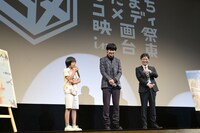 左から大西利空、松田龍平、須藤泰司。