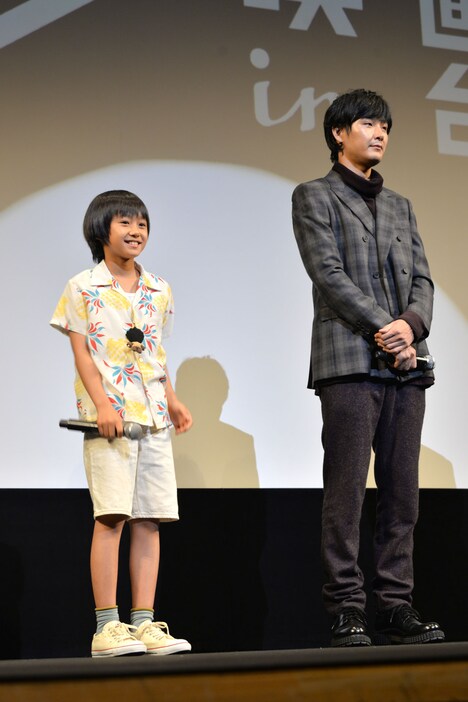 左から大西利空、松田龍平。