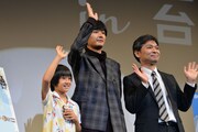 左から大西利空、松田龍平、須藤泰司。