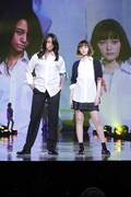 「神戸コレクション2016 AUTUMN & WINTER」より、映画「闇金ウシジマくん」特別ステージに登場した高橋メアリージュン（左）と玉城ティナ（右）。