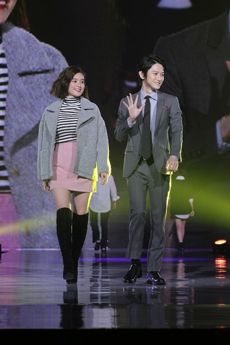 「神戸コレクション2016 AUTUMN & WINTER」より、筧美和子（左）と本郷奏多（右）。