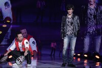 「神戸コレクション2016 AUTUMN & WINTER」より、やべきょうすけ（左）と崎本大海（右）。