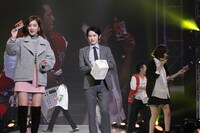 「神戸コレクション2016 AUTUMN & WINTER」より、映画「闇金ウシジマくん」特別ステージの様子。