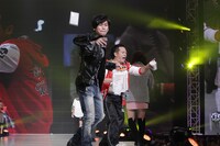 「神戸コレクション2016 AUTUMN & WINTER」より、映画「闇金ウシジマくん」特別ステージの様子。