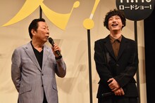 左から石倉三郎、坂口健太郎。
