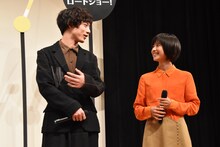 左から坂口健太郎、黒島結菜。