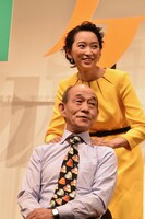 笹野高史（前）の肩を揉む杏（後）。