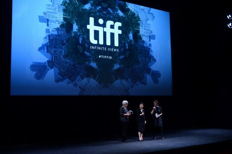 「永い言い訳」第41回トロント国際映画祭での上映に参加した西川美和（中央）。