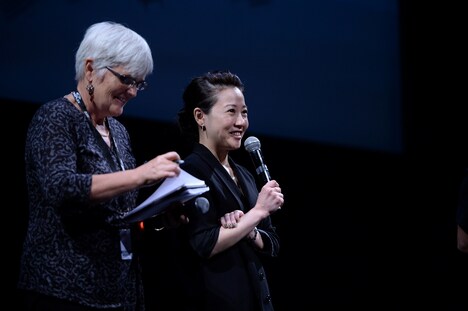 「永い言い訳」第41回トロント国際映画祭での上映に参加した西川美和（右）。