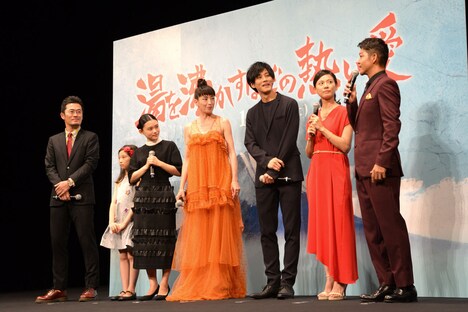 「湯を沸かすほどの熱い愛」完成披露試写会の様子。左から中野量太、伊東蒼、杉咲花、宮沢りえ、松坂桃李、篠原ゆき子、駿河太郎。