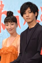 左から宮沢りえ、松坂桃李。