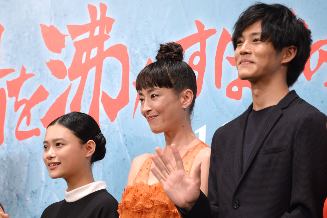 「湯を沸かすほどの熱い愛」完成披露試写会の様子。左から杉咲花、宮沢りえ、松坂桃李。