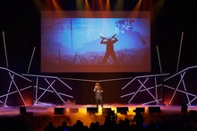 「亜人 -衝戟-」スペシャルイベントでライブを行う宮野真守。