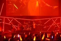 「亜人 -衝戟-」スペシャルイベントでライブを行うflumpool。