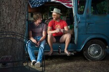 「エブリバディ・ウォンツ・サム!! 世界はボクらの手の中に」新場面写真。主人公ジェイク役のブレイク・ジェナー（左）とウィロビー役のワイアット・ラッセル（右）。