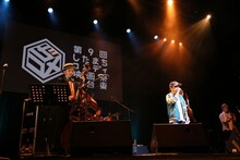 ポカスカジャンと佐藤蛾次郎によるステージの様子。