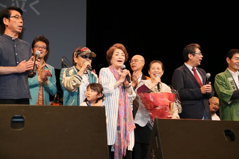 第9回したまちコメディ映画祭in台東のクロージングセレモニーにて合唱する参加者たち。