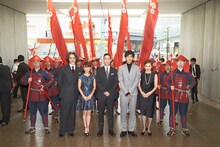 左から加藤雅也、大島優子、中村勘九郎、松坂桃李、大竹しのぶ。