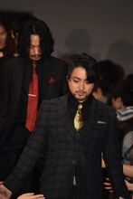 山田孝之（手前）