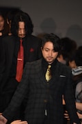 山田孝之(手前)