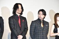 左から綾野剛、山田孝之。