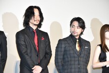 左から綾野剛、山田孝之。