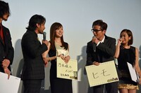 話を終わらせようとする藤森（右から2人目）に、「続けて」と言う山田孝之（左から2人目）。