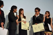 スベったので話を終わらせようとする藤森慎吾（右から2番目）に、「続けて。笑いが起こるまで」と言う山田孝之（左から2番目）。