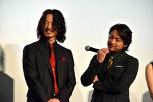 やべきょうすけの話を、ニヤニヤしながら聞く綾野剛（左）と山田孝之（右）。