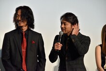 やべきょうすけが話し終えると、「え？ 本当に聞き取れなかった」と聞き返した山田孝之（右）。
