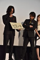 左から綾野剛、山田孝之。