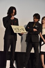 左から綾野剛、山田孝之。