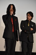 左から綾野剛、山田孝之。