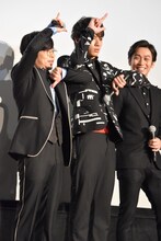 劇中のポーズを披露する浜野謙太（左）と山田裕貴（中央）。