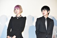 左から最上もが、本郷奏多。