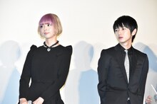 左から最上もが、本郷奏多。