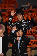 劇中のポーズを披露する浜野謙太（下）と山田裕貴（上）。